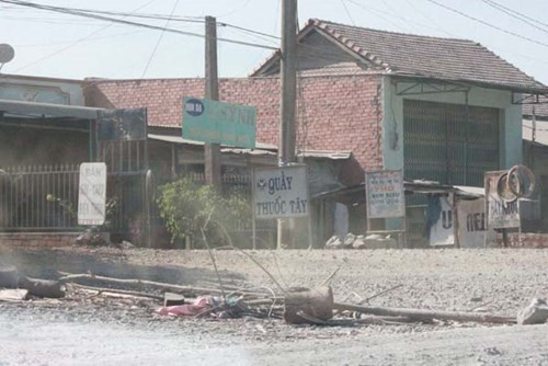 Để khắc phục tình trạng này, lãnh đạo UBND tỉnh Bình Phước đã đề nghị chủ đầu tư thực hiện ngay các giải pháp tưới nước, thi công nhanh, đảm bảo an toàn để không còn bụi.