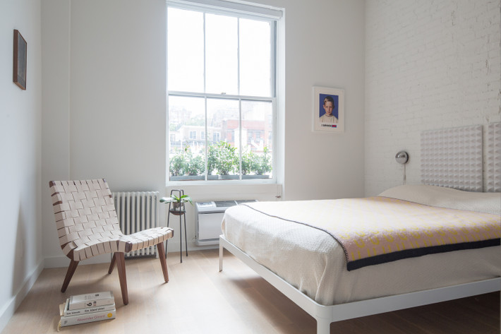 Cửa sổ nhỏ giúp phòng ngủ trở nên thông thoáng và ngập ánh sáng.