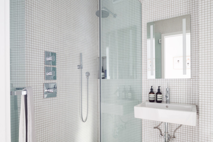 Phòng tắm sử dụng vách ngăn kính hiện đại.