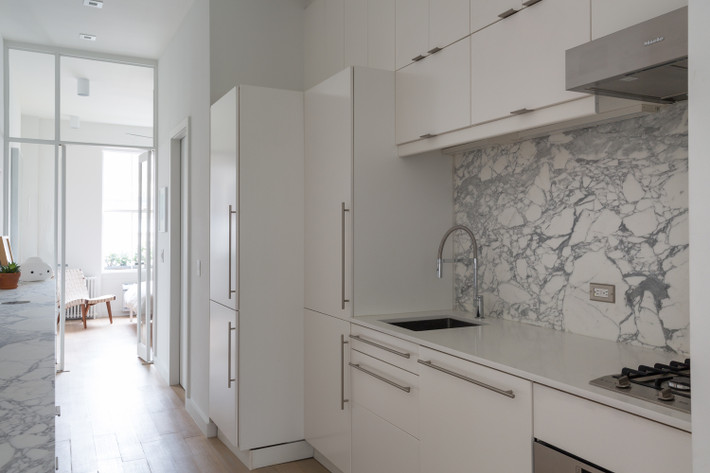 Phòng bếp thoáng sáng với gạch ốp sang trọng.