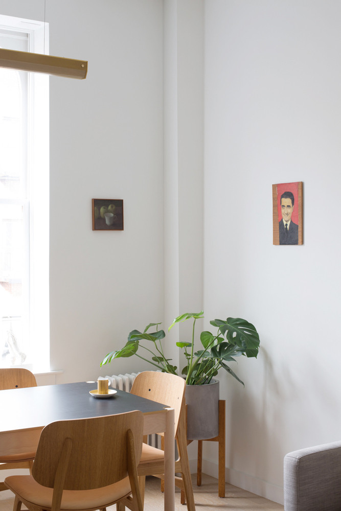 Ngoài bố trí lại đồ đạc, cách sử dụng gam màu trắng chủ đạo cũng mang đến cảm giác rộng rãi, thoáng mát hơn cho căn hộ.