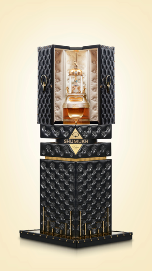 Theo nhà sản xuất, loại nước hoa này là kết quả của 3 năm nghiên cứu và 494 lần thử hương.