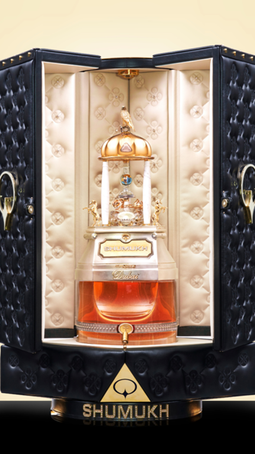 Loại nước hoa cao cấp này được tạo ra từ gỗ đàn hương, xạ hương, hoa ngọc lan tây, hoa hồng Thổ Nhĩ Kỳ, trầm hương Ấn Độ, xạ hương và hoắc hương.