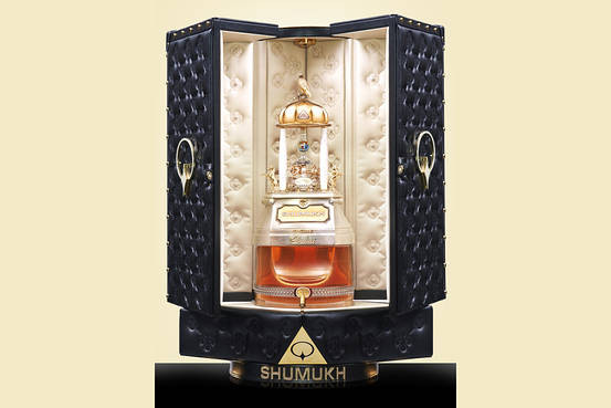 Ngoài ra, chai nước hoa được đặt trên một giá đỡ làm bằng da, với chiều cao khoảng 2m.