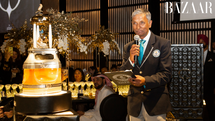 Nước hoa Shamukh đựng trong lọ thủy tinh Murano được trang trí bằng một con chim vàng cùng các chú ngựa Ả Rập, hoa hồng và một quả địa cầu, chứa tổng cộng 3.571 viên kim cương với tổng giá trị là 38,55 carat.