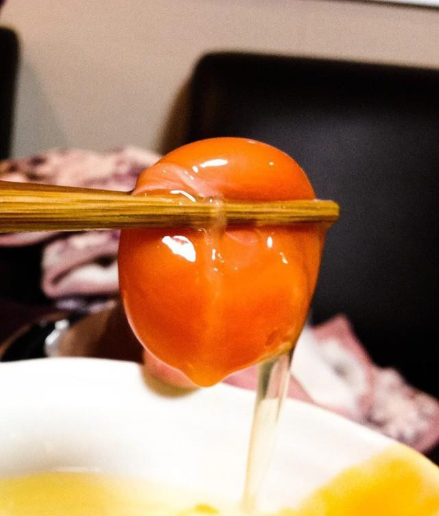 Đặc điểm của trứng gà Teru Nhật Bản là lòng đỏ màu cam đậm. Ảnh: Tokyofamilies.