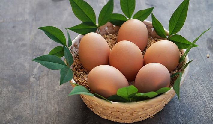 Thức ăn dành cho gà mẹ bao gồm hơn 60 loại thực phẩm dinh dưỡng và 25 loại thảo một khác. Ảnh: San-sui.