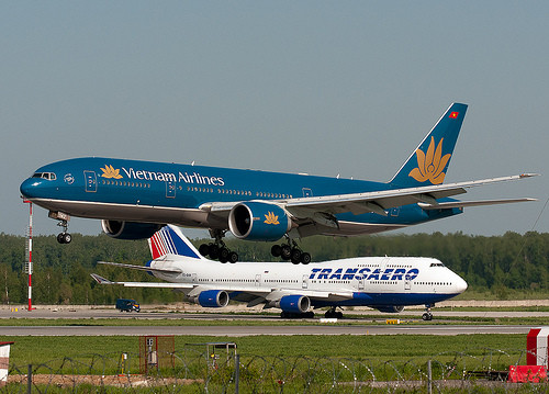 Boeing 747 (thường được gọi với biệt danh "Jumbo Jet") là máy bay phản lực dân dụng thương mại cỡ lớn thân rộng đầu tiên được sản xuất. Ảnh: Flickriver.