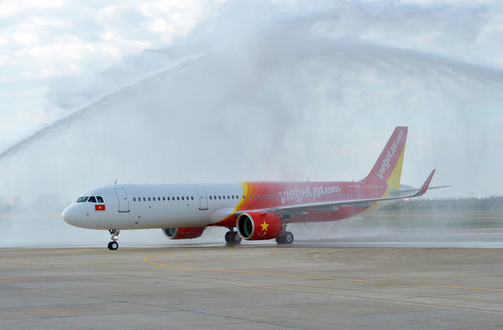 Mẫu máy bay A321 thuộc dòng A320 của Airbus, có sức chứa từ 100 đến 240 ghế. Đây là dòng máy bay thân hẹp một lối đi bán chạy nhất thế giới. Ảnh: Vietjet Air.
