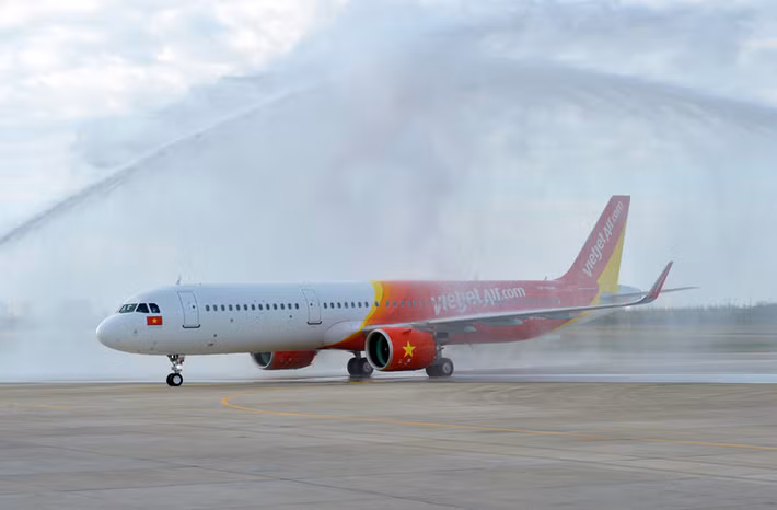 Mẫu máy bay A321 thuộc dòng A320 của Airbus, có sức chứa từ 100 đến 240 ghế. Đây là dòng máy bay thân hẹp một lối đi bán chạy nhất thế giới. Ảnh: Vietjet Air.