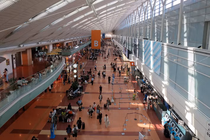 Xếp vị trí thứ 2 là sân bay Quốc tế Tokyo (Ota, Tokyo, Nhật Bản). Đây là một trong những sân bay lớn và nhộn nhịp nhất thế giới.