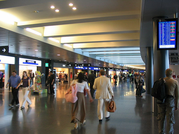 Sân bay quốc tế Zurich là cửa ngõ quốc tế lớn nhất Thụy Sĩ. Năm 2003, sân bay hoàn tất dự án mở rộng, xây gara đậu xe mới, nhà ga hàng không giữa sân cũng như đường tàu điện ngầm vận chuyển hành khách giữa tổ hợp nhà ga hiện hữu và nhà ga mới. Nguồn ảnh: CNN, Wiki.