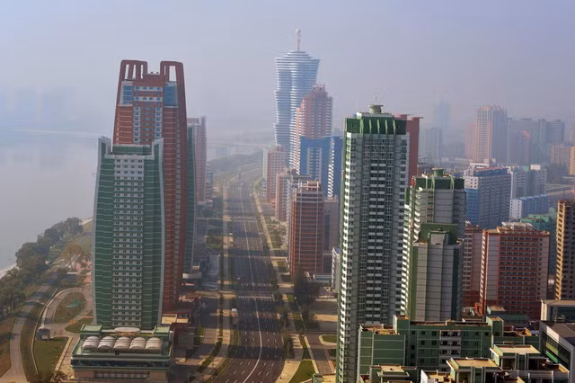 Một số tòa nhà cũ được sơn lại bằng gam màu tươi sáng hơn. Ảnh: Nknews.