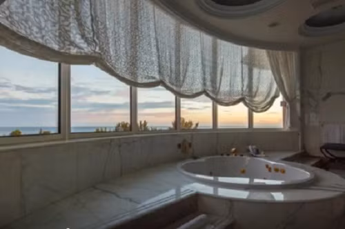 Phòng tắm có view ngắm cảnh toàn cảnh biển.