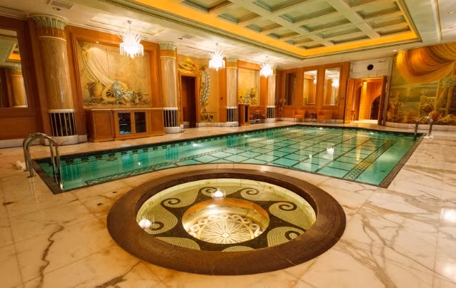 Bể bơi trong nhà rộng tới 63,25m2.