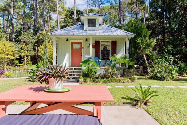 Nằm tại thị trấn Fairhope (ở Vịnh bờ biển phía Nam Alabama, Mỹ), ngôi nhà mang trong mình nét hoang sơ của núi rừng và một chút giản dị của kiến trúc địa phương.