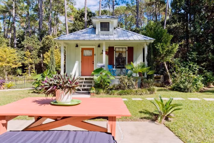 Nằm tại thị trấn Fairhope (ở Vịnh bờ biển phía Nam Alabama, Mỹ), ngôi nhà mang trong mình nét hoang sơ của núi rừng và một chút giản dị của kiến trúc địa phương.