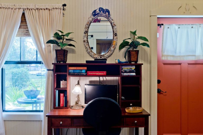 Nội thất trong ngôi nhà cấp 4 gợi lại cảm xúc hoài niệm với mảng màu trắng đen đan xen.