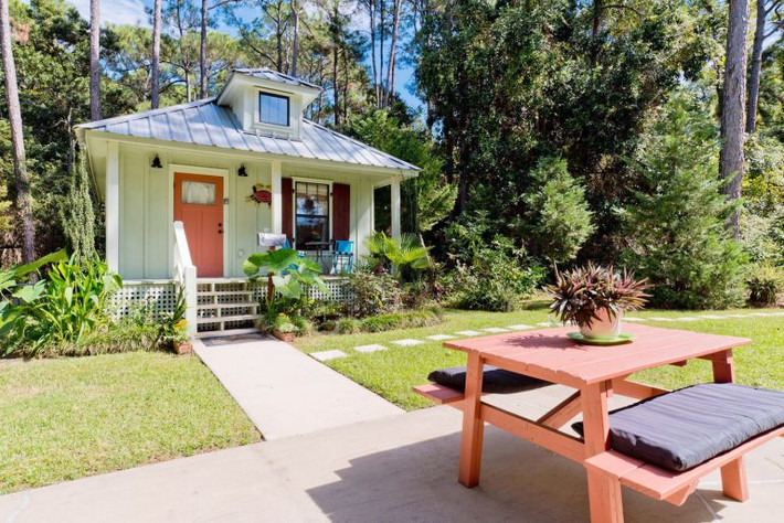 Không gian xanh xung quanh phần nào làm dịu đi cái oi bức trong ngày hè nắng nóng.