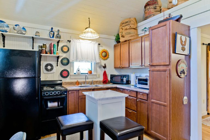 Phòng bếp nhỏ với rất nhiều vật dụng tiện nghi.