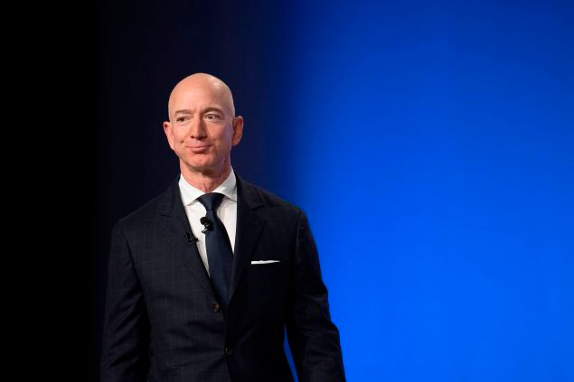 Đây cũng là năm thứ 2 liên tiếp Jeff Bezos dẫn đầu bảng xếp hạng. Tháng 1/2018, ông trở thành người giàu nhất lịch sử hiện đại với tài sản đạt 104 tỷ USD. Ảnh: NBCnews.