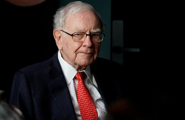 Tuy nhiên, Warren Buffett không duy trì được vị trí này quá lâu. Một năm sau, Bill Gates đã trở lại ngôi vị quán quân trên bảng xếp hạng của Forbes. Hiện, Buffett nắm giữ 82,5 tỷ USD và là người giàu thứ 3 thế giới. Ảnh: CNBC.