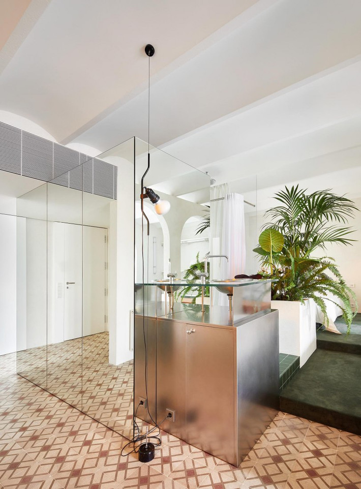 Khu vệ sinh kết hợp khéo léo giữa vách ngăn gương cùng màu gạch hoa văn hoa.