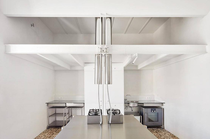 Nhà bếp với vật dụng bằng thép không gỉ.