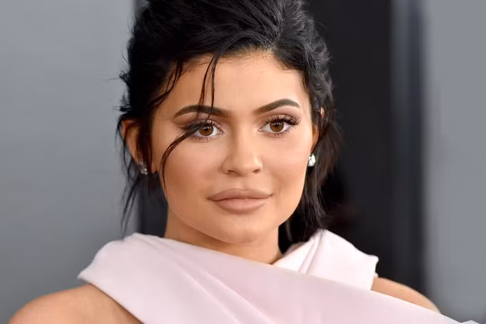 Theo Forbes, Kylie Jenner lọt vào danh sách tỷ phú bởi những thành quả mà thương hiệu mỹ phẩm Kylie Cosmetics do chính cô sáng lập đã gặt hái được. Ảnh: Hypebeast.