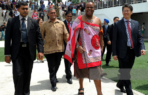 Ngoài ra, ông Mswati III bị chỉ trích vì lối sống xa hoa và hoang phí trong khi phần đa dân số nước này sống trong cảnh nghèo đói. Vào tuổi 36, ông quyết bỏ ra 820.000 USD mua 10 chiếc BMW thể thao serie 5 cho 10 bà vợ. Ảnh: Thekingofswaziland.