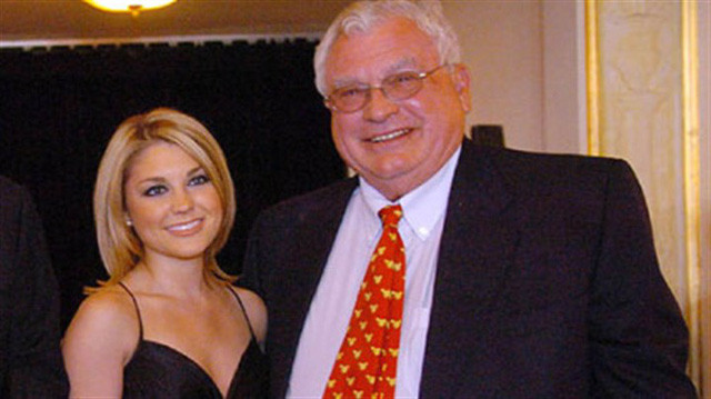 Tỷ phú nổi tiếng nước Mỹ Joe Hardy cũng trải qua tới 4 cuộc hôn nhân khi ở tuổi 86. Ảnh: Printest.