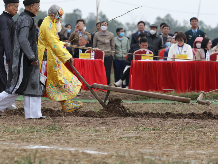Từ đó, hàng năm cứ vào đầu xuân các triều đại Lý, Trần, hậu Lê, Nguyễn nối tiếp nhau long trọng cử hành nghi lễ tịch điền, đích thân vua xuống đồng cày ruộng với các hình thức khác nhau để cầu cho quốc thái dân an, mưa thuận, gió hòa, mùa màng bội thu...