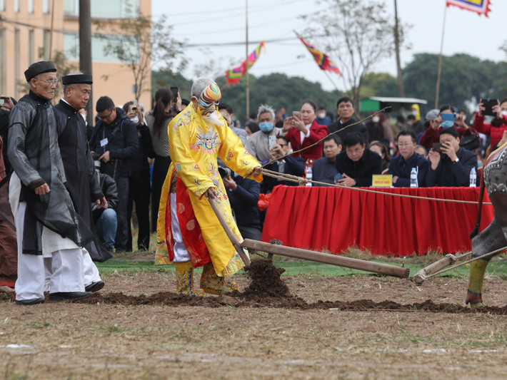 Lần đầu vua cùng bá quan văn võ cày ruộng tịch điền ở Đọi Sơn và bắt được chum vàng, năm sau cày ở Bàn Hải bắt được chum bạc. Vì thế những thửa ruộng này còn được gọi là Kim Ngân Điền, người dân Hà Nam thì gọi là ruộng vàng, ruộng bạc.