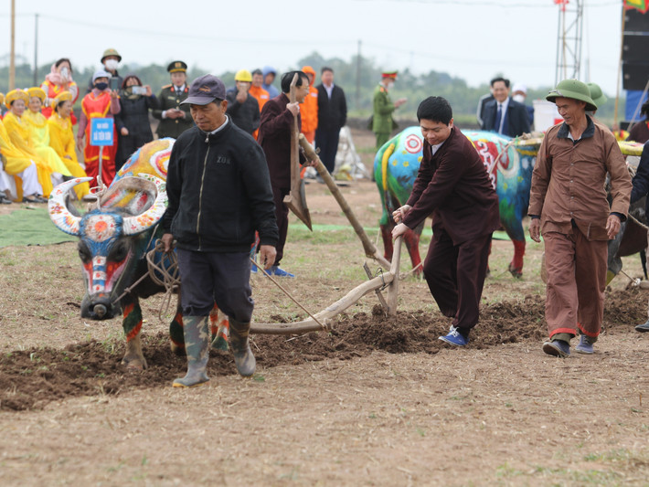 Từ đó, Lễ hội Tịch điền Đọi Sơn được tổ chức trang trọng vào mùng 7 tháng Giêng hàng năm”. Nghi lễ chính trong toàn bộ lễ hội là Lễ tịch điền.