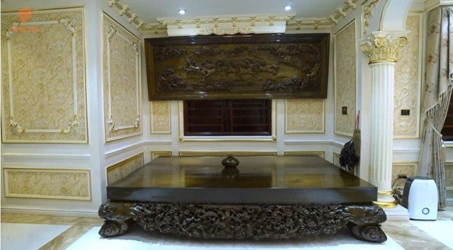 Nhiều người choáng ngợp khi thấy bộ tranh mã đáo thành công và sập chạm trổ hình ngựa làm bằng gỗ thủy tùng nguyên tấm. Ảnh chụp màn hình NhaTo