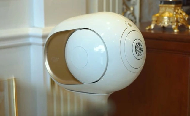 Bên cạnh đó, trong nhà còn có nhiều đồ công nghệ như cặp loa Fantom Opera phiên bản giới hạn, giá 300 triệu, máy giặt khô chuyên dùng giặt áo vét, áo da, đồ hiệu...Ảnh chụp màn hình NhaTo