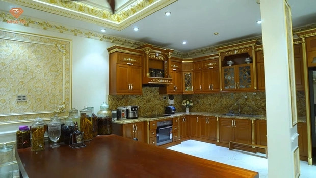 Trong phòng bếp, phòng ngủ, các loại nội thất như giường, tượng... làm từ gỗ gõ đỏ, gỗ ngọc am, gỗ nu...Ảnh chụp màn hình NhaTo