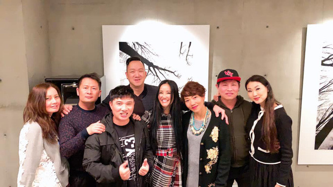 Mới đây, ca sĩ Bằng Kiều và những người bạn thân thiết ghé thăm căn nhà mới của diva Hồng Nhung tại vùng Hollywood (Los Angeles, California). Ảnh: FBNV.