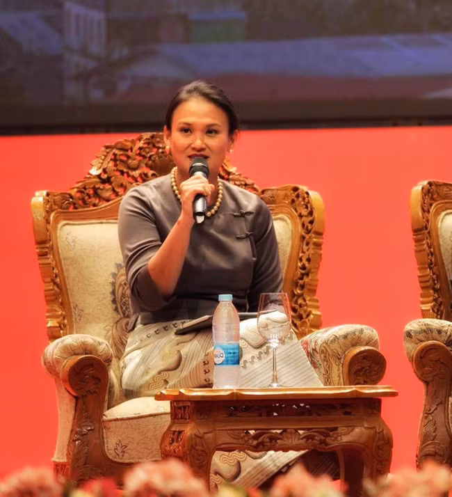 Theo đó, tác giả bài viết đánh giá cao những thành tích của nữ đại gia này, khẳng định cô là người đảm nhận nhiều chức vụ quan trọng và “giành chiến thắng trong việc đưa ra các sáng kiến để thu hút đầu tư nước ngoài vào Myanmar”. Ảnh: Getty.