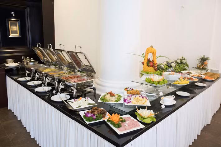 Khách sạn có nhà hàng Việt phục vụ các món ăn địa phương và nhà hàng Pháp. Quý khách cũng có thể thưởng thức các bữa ăn tự chọn cả ngày.