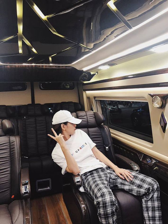 Vừa qua, Chi Pu mới tậu thêm một chiếc xe "khủng" để thoải mái hơn cho việc di chuyển xa.