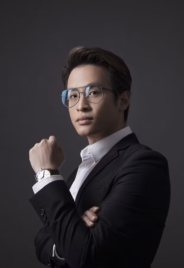 Hà Anh Tuấn là sao Việt đầu tiên ra tay hỗ trợ công tác chống dịch Covid-19. Theo đó, nam ca sĩ cùng 2 người bạn đã tài trợ tặng thiết bị máy móc, phụ kiện tổng thể để thiết lập 3 phòng điều trị cách ly áp lực âm tặng cho TP Hà Nội, TP HCM và tỉnh Quảng Ninh, giá trị lên tới gần 2 tỷ đồng.