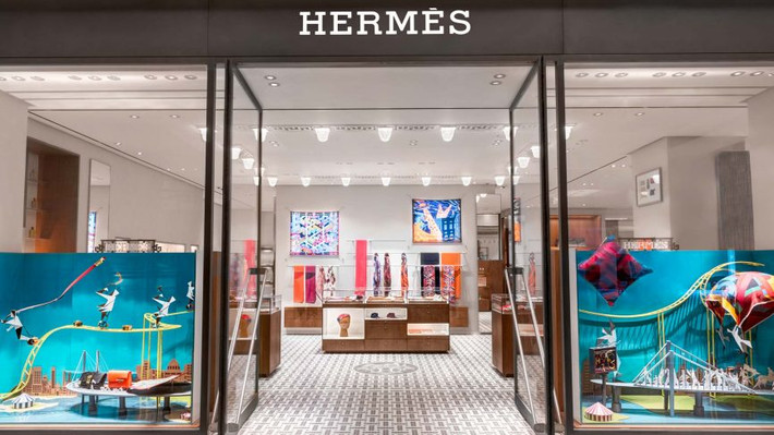 Hermès luôn sử dụng chiến lược cung cấp một số lượng giới hạn các sản phẩm do mình sản xuất, đồng thời hạn chế phân phối sản phẩm trong chính các cửa hàng của mình.