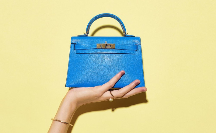 Vào đầu thế kỷ 20, con trai của Thierry Charles-Émile Hermès đã chuyển cửa hàng của công ty đến số 24 Rue Du Faubourg Saint-Honore, Paris. Địa chỉ này vẫn còn tồn tại đến ngày nay và là trụ sở toàn cầu của công ty.