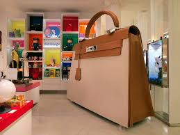 Ngày nay, Hermès vận hành 307 cửa hàng trên toàn cầu tại Hoa Kỳ, Nga và Châu Á và có hơn 13.000 nhân viên.