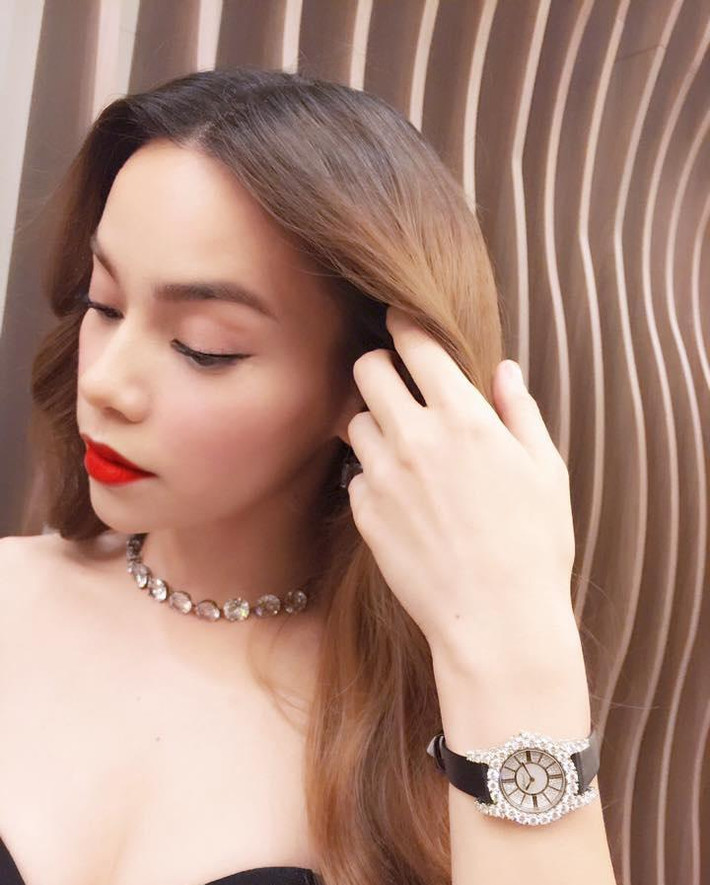 Đồng hồ kim cương 18 carat này có tên L'HEURE DU DIAMANT ROUND MINI giá khoảng 1,45 tỷ đồng cũng là một món phụ kiện yêu thích của Hà Hồ. Nguồn ảnh: Internet.