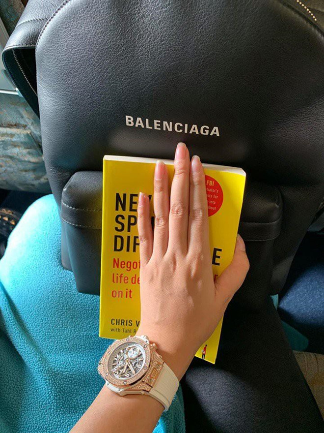 Nàng hậu cũng từng khoe trên trang cá nhân một chiếc đồng hồ Hublot màu trắng.