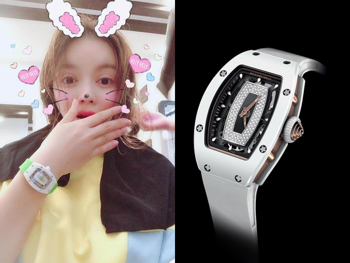 Thành công và giàu có, Lý Nhã Kỳ cũng rất ưu ái cho bản thân. Năm 2018, nữ diễn viên ring về 3 chiếc đồng hồ nằm trong BST mới nhất của thương hiệu nổi tiếng Thụy Sĩ.