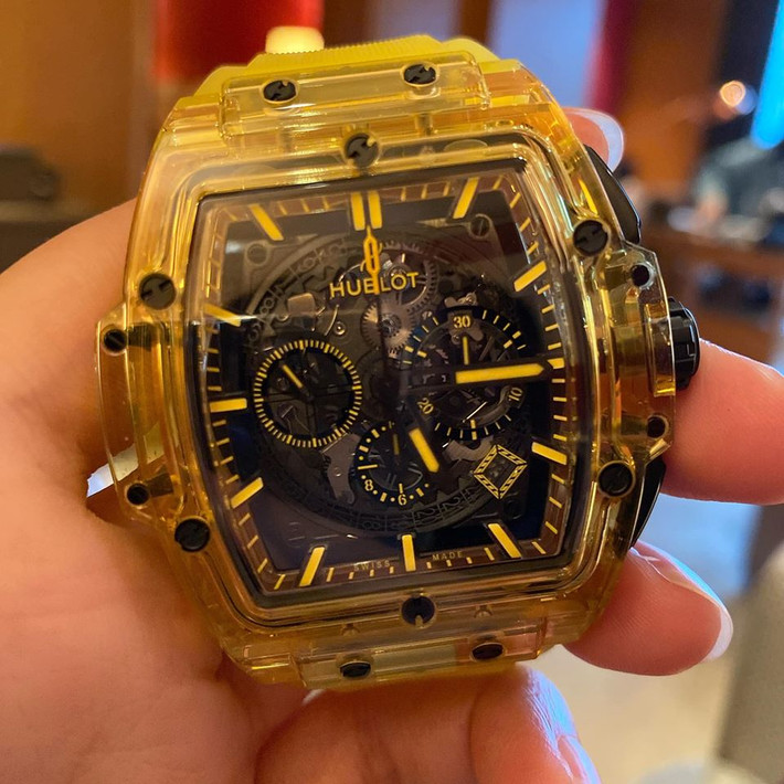 Mai Phương Thúy sở hữu một bộ sưu tập đồng hồ tiền tỷ khiến ai cũng phải trầm trồ. Dịp Giáng sinh 2019, Phương Thúy tậu đồng hồ màu vàng chanh đến từ thương hiệu nổi tiếng Hublot, có giá 72000 USD (gần 1,7 tỷ đồng).