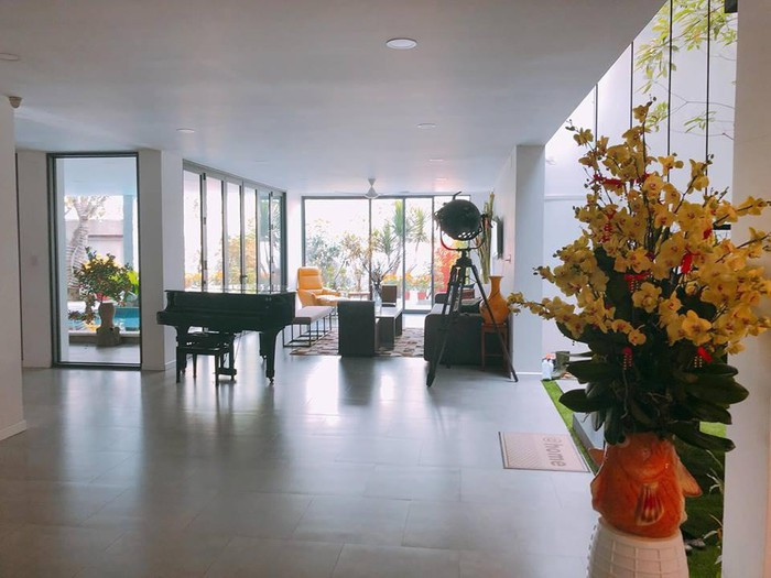 Sau khi chia tay Cường đô la, Hồ Ngọc Hà sống cùng con trai Subeo và bố mẹ ruột trong căn biệt thự rộng rãi tại Quận 7 (TP HCM). Ảnh: Internet.